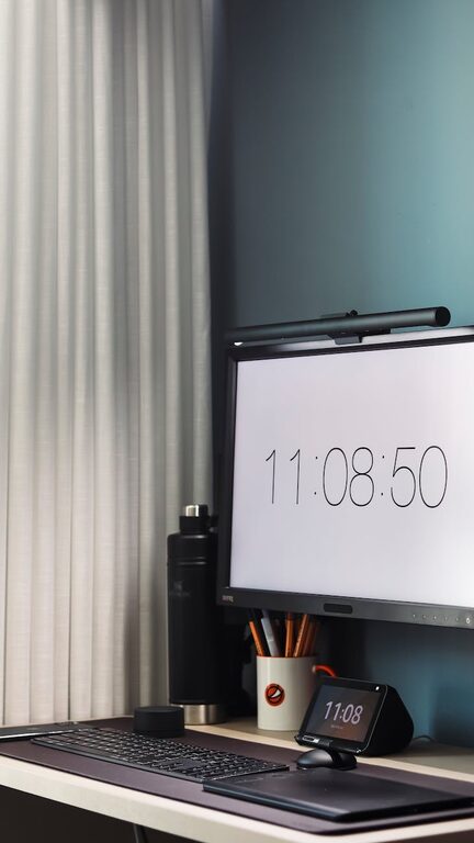 Sfaturi practice pentru organizarea eficientă a spațiului de lucru acasă